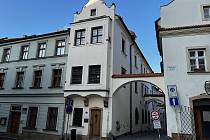 Historický dům v Panské 11 (úzká, vysoká stavba uprostřed) v centru Olomouce, kde sídlí regionální kancelář Sociální demokracie,  je na prodej