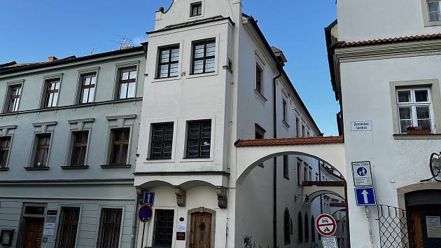 Historický dům v Panské 11 (úzká, vysoká stavba uprostřed) v centru Olomouce, kde sídlí regionální kancelář Sociální demokracie,  je na prodej