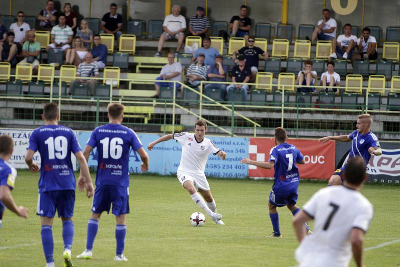 Fotbalisté HFK Olomouc (v bílém) porazili Frýdek-Místek 2:0