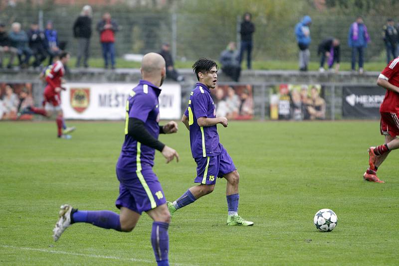 Fotbalisté Uničova (v červeném) prohráli s Mohelnicí 1:2