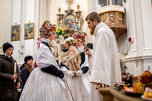 Slavnostní průvod Ježíšových matiček z Bělkovic do kostela v Dolanech, 9. dubna 2023, Bělkovice