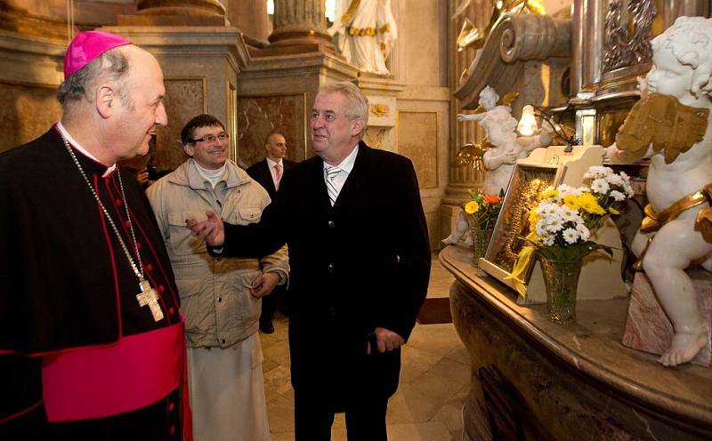 Olomoucký arcibiskup Jan Graubner (vlevo). Prezidentská návštěva poutní baziliky na Svatém Kopečku u Olomouce