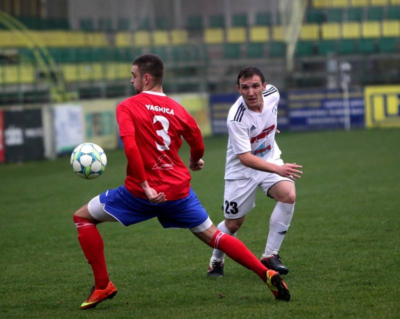 Fotbalisté Holice (v bílém) porazili Třebíč 1:0.