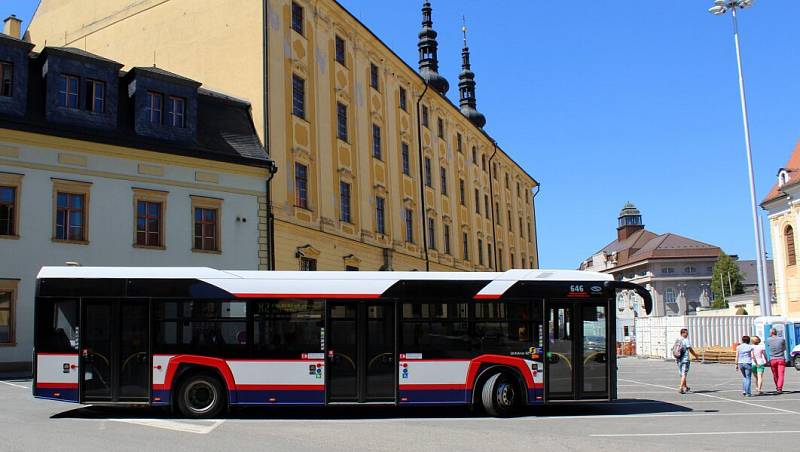 Autobus náhradní linky X2 se zastávkou a "točnou" na náměstí Republiky