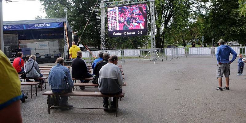 Duel Čechů s Dány ve fanzóně u Androva stadionu v Olomouci