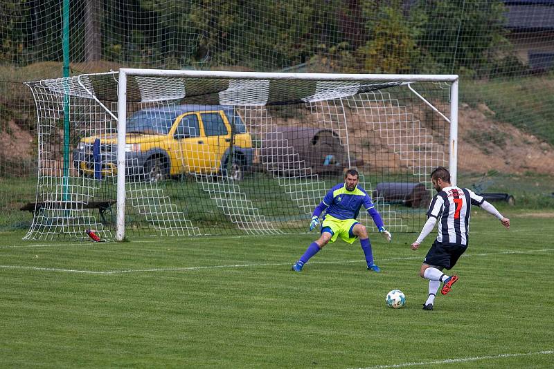 Fotbalisté Hodolan (v pruhovaném) porazili Novou Hradečnou 8:0.