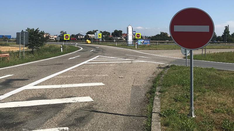 Dodatkové tabule Stop, jste v protisměru nově slouží pro varování řidičů na několika místech v Olomouckém kraji. Na snímku  situace u nájezdu na D35 u Unčovic, kde se odbočením vlevo mohou nepozorní řidiči dostat do protisměru.