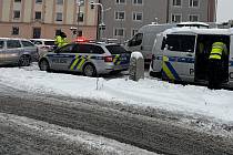 Sněhová kalamita se podepsala na řadě dopravních nehod. Většinou šlo o "plechařiny" bez vážnějších následků. Na snímku bouračka v Olomouci, křižovatka ulic Rooseveltova a Zikova, 16. prosince 2022