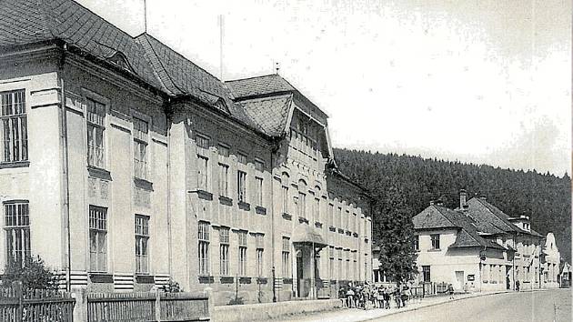 Základní škola Hlubočky Ves na hlavní ulici (dnes Olomoucká). V pozadí se nachází budova kina.