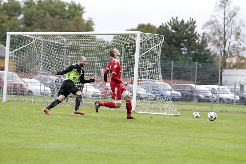 Fotbalisté Uničova (v červeném) prohráli s Mohelnicí 1:2