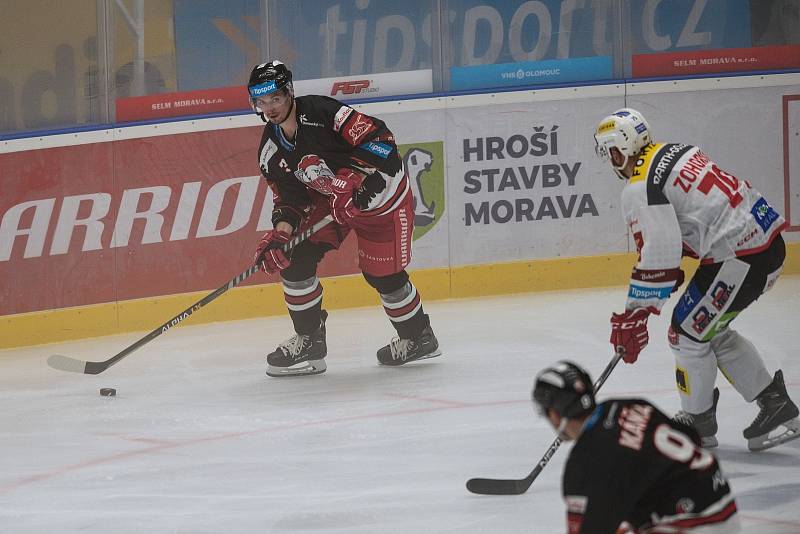 Hokejisté HC Olomouc (v černém) proti HC Dynamo Pardubice (1:2).