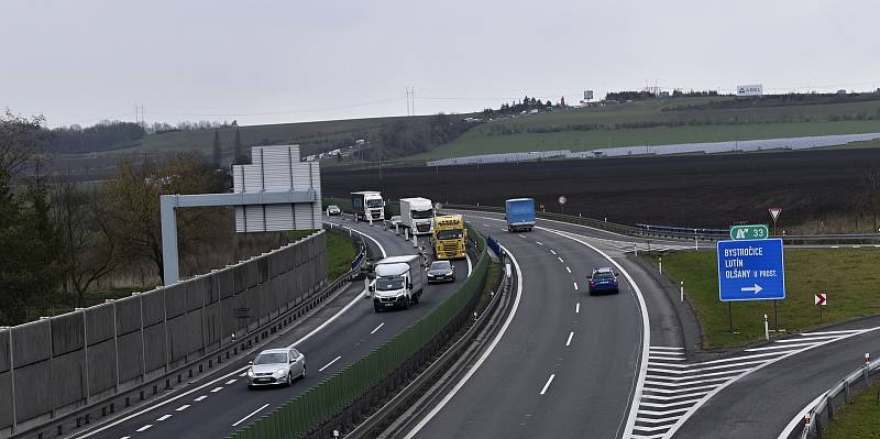 Plynulost dopravy na hanácké dálnici mezi Olomoucí a Prostějovem omezuje oprava mostu v Olšanech u Prostějova.