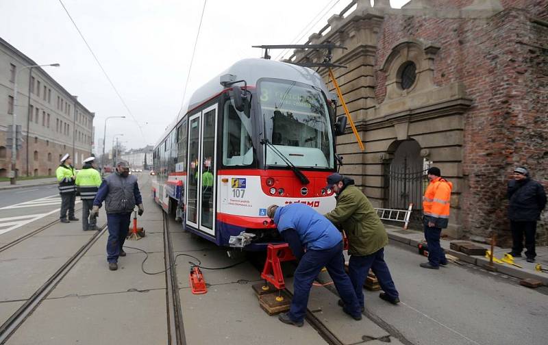 Odstraňování následků nehody tramvají, která se stala na olomoucké křižovatce u Drápala 