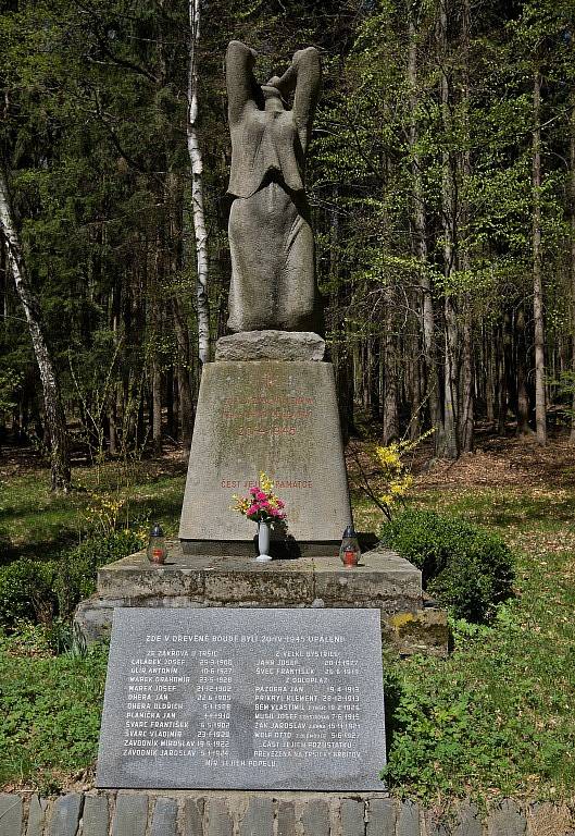 V neděli 29. dubna se u památníku na Zákřově (místní část Tršic u Olomouce) uskutečnila tradiční pietní vzpomínka u příležitosti 67. výročí od vypálení obce nacisty. Pomník Žalov – místo tragedie