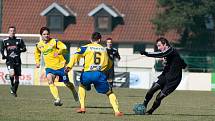 Fotbalisté 1. HFK Olomouc (v černém) proti Zlínu