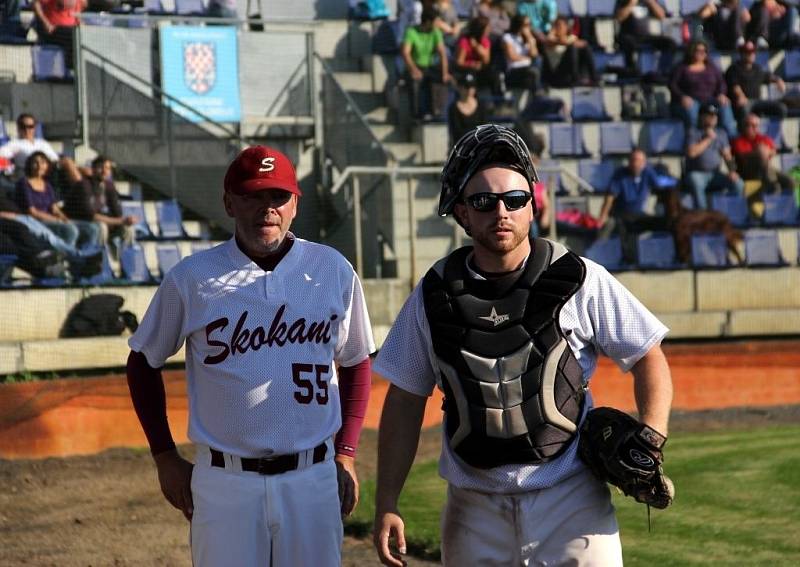 Olomoučtí baseballisté (v bílém) porazili v baráži Hlubokou nad Vltavou 3:1 na zápasy a zachránili se v extralize. Václav Voják, Jakub Voják