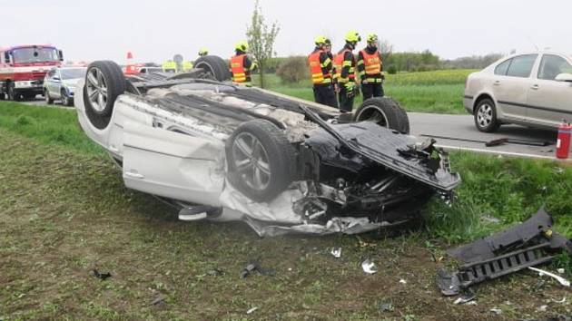 Následky čelní srážky u Grymova na Přerovsku - jedno z vozidel se vyhýbalo srně na silnici. Tři lidé byli zraněni a skončili v nemocnici. Květen 2023