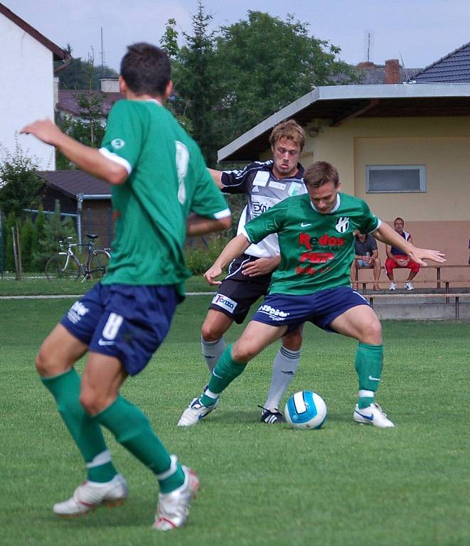 Útočník HFK Miloš Kropáček si kryje míč. 