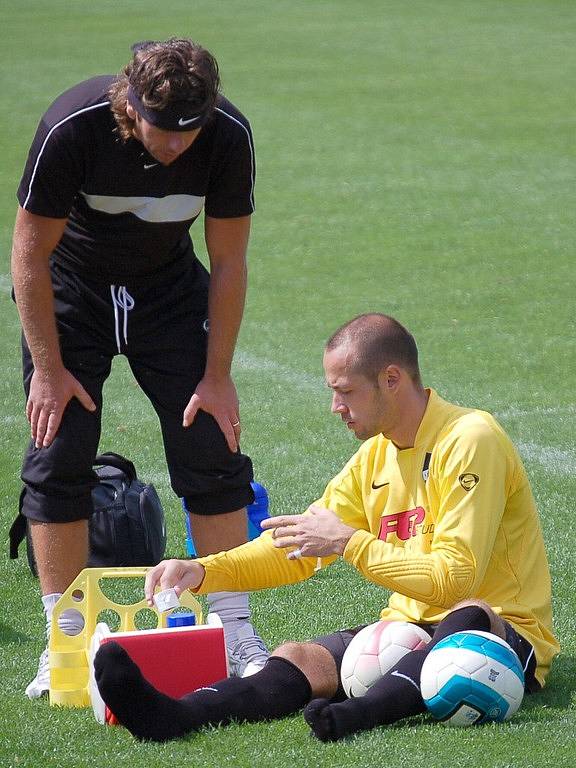 Masér HFK Tomáš Andrés (vlevo) a brankář HFK Martin Doležal. 