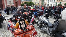 Motorkáři se u kostela v Hranicích sjeli na motomši. 30. května 2020