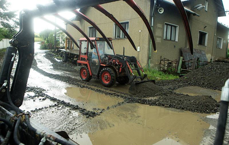 Vilémov - odstraňování naplavenin. Následky bouřky 1.7.2019