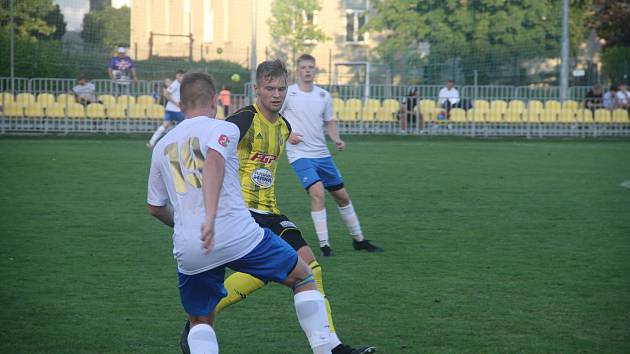 Fotbalisté Nového Jičína (v bílém) vybojovali první body v sezoně. Doma proti Baťovu urvali po obratu všechny tři.