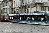 Vánočně vyzdobené olomoucké tramvaje.