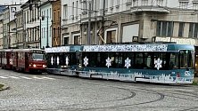 Vánočně vyzdobené olomoucké tramvaje.