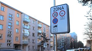 Zákaz nočního parkování dodávek byl pilotně zaveden od listopadu 2021 na sídlišti Tabulový Vrch