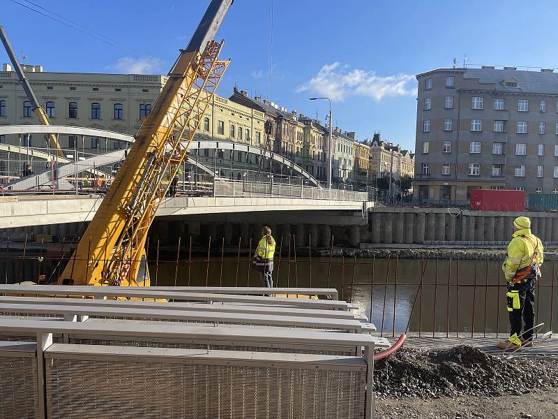 Most přes Moravu v Olomouci zvaný Rejnok dostává zábradlí. 3. prosince 2021