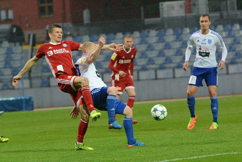 Olomoučtí fotbalisté (v červeném) porazili Znojmo 4:1 a slavili postup do první ligy