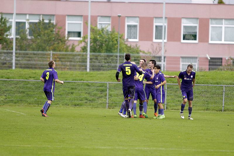 Fotbalisté Uničova (v červeném) prohráli s Mohelnicí 1:2