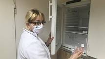 Jitka Krebsová, náměstkyně ředitele Vojenské nemocnice Olomouc pro farmacii a zdravotnickou techniku, s vakcínou Comirnaty proti onemocnění Covid-19., 13. ledna 2021