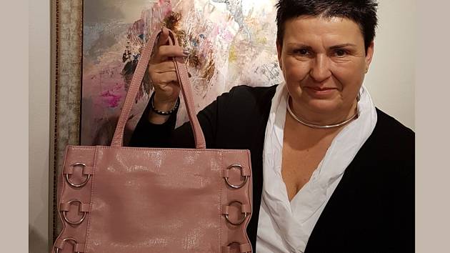 Menší růžovou kabelku letos věnuje do Kabelkového veletrhu Deníku olomoucká galeristka Bronislava Paučková. Tenhle módní kousek si před lety koupila právě na olomouckém kabelkovém veletrhu.