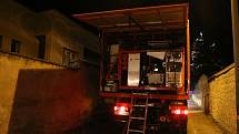 Hasiči zasahují u požáru přístavku rodinného domu v Horce nad Moravou