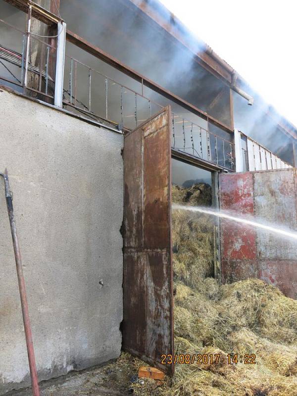 Požár balíků slámy uskladněné v hale ve Vrbátkách -Štětovicích