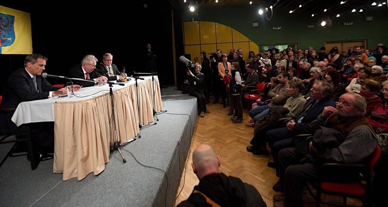 Prezident Zeman na besedě v prostějovském kulturním domě Duha