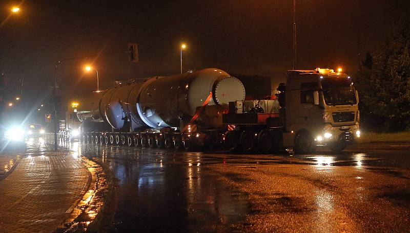 Nadměrný náklad "obří plechovky" coby nového separátoru pro JE Temelín projel Zlínským a Olomouckým krajem