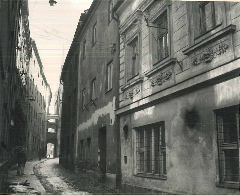 Švédská ulice v Olomouci na historických snímcích - domky vpravo na přelomu 60. a 70. let nahradila novostavba Jednoty