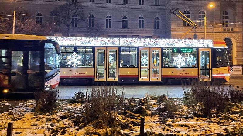 Vánoční tramvaj v Olomouci s novou LED výzdobou, listopad 2021