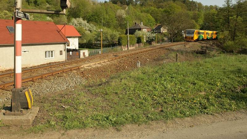Vlak na trati Olomouc - Krnov u Hluboček