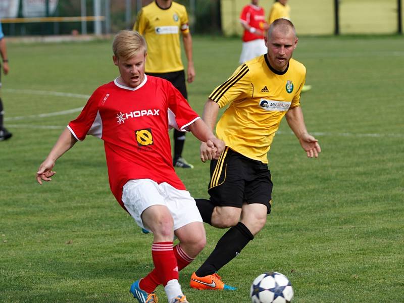 Fotbalisté Nových Sadů (ve žlutém) porazili Medlov 3:0.