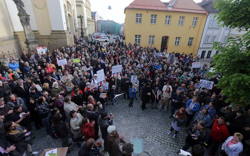 Protestní akce Proč? Proto! na olomouckém Žerotínově náměstí