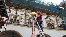 Pamětní medaile, historické listiny, fotografie i statistické údaje o Olomouci se zapečetěné uložily do rekonstruované věžičky nad orlojem olomoucké radnice jako odkaz pro další generace.