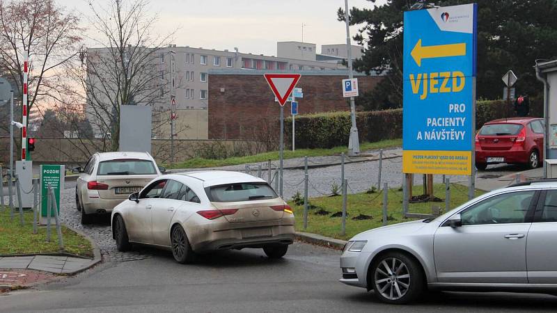 Vjezd do Fakultní nemocnice Olomouc z Hněvotínské ulice