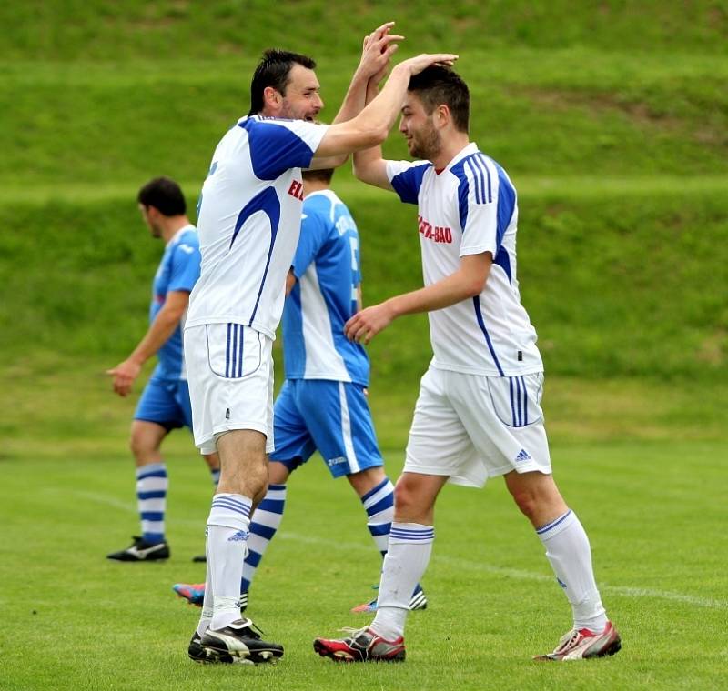 FC Dolany (v bílém) vs. Tatran Litovel