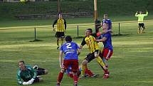 Fotbalisté Nových Sadů (ve žluto-černém) remizovali s Valašským Meziříčím 1:1.