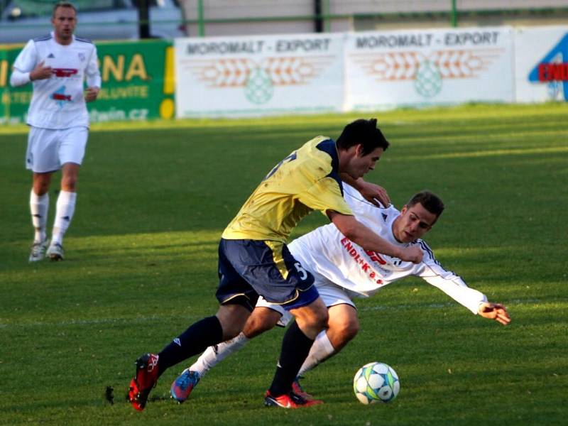 Fotbalisté HFK Olomouc (v bílém) proti Břeclavi