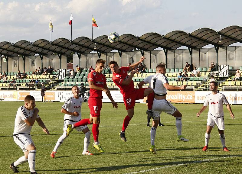 Fotbalisté HFK Olomouc (v bílém) prohráli v 1. kole MOL Cupu se Zbrojovkou Brno 0:3.