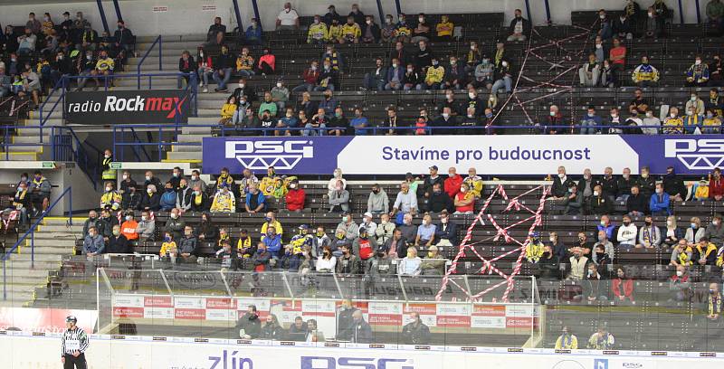 Extraligoví hokejisté Zlína (v modrém) proti Olomouci